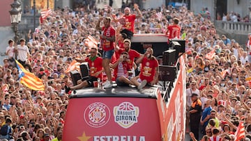 GIRONA, 20/06/2022.-Los jugadores del Girona FC y del Basquet Girona celebran con la afición el ascenso a la Primera División del fútbol español y a la Liga Endesa de Baloncesto, hoy lunes en las calles de Girona. EFE/David Borrat.