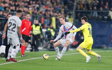 Frenkie de Jong del FC Barcelona en acci¨®n con Alex Baena del Villarreal