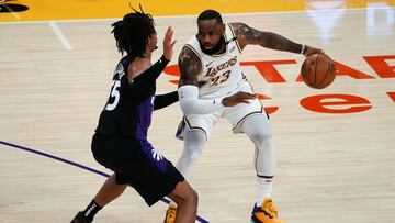 LeBron James, durante el partido de la NBA que ha enfrentado a Los Angeles Lakers y Toronto Raptors.