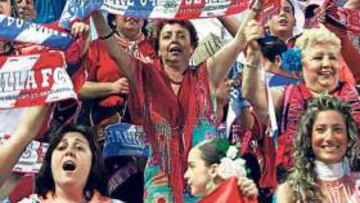 <b>ENTREGA FEMENINA. </b>Seguidoras sevillistas en el Sánchez Pizjuán ante el Schalke en la semifinal de la Copa de la UEFA de 2006.