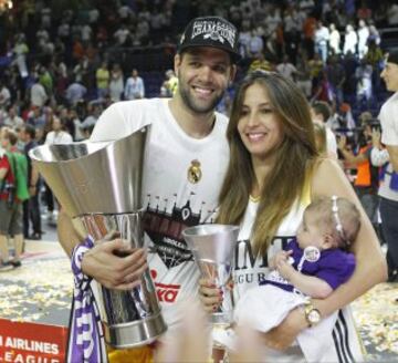 Felipe Reyes posa con su mujer e hija y la Copa recién conquistada.