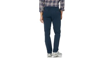 Pantalones chinos para hombres de la marca Amazon Essentials