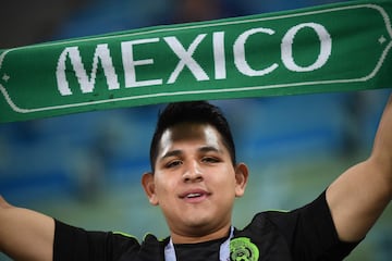 Las bufandas llenaron de color la tribuna.