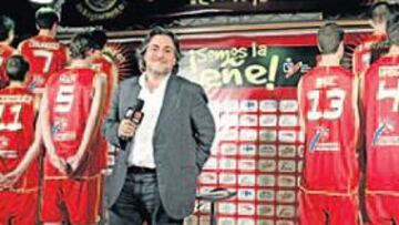 <b>SIN SORPRESAS. </b>Pepu Hernández dio la lista para el Eurobasket e inmediatamente después posó con 15 chavales que ejercieron de 'dobles' de los internacionales.