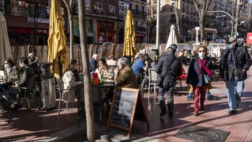 Varias personas sentadas en una terraza el mismo d&iacute;a en que ha entrado en vigor la modificada ordenanza de Terrazas de Madrid, en la calle de Ponzano, a 1 de febrero de 2022, en Madrid (Espa&ntilde;a). Desde hoy, debido a esta modificaci&oacute;n, 