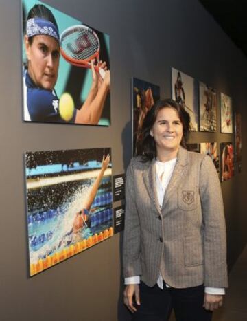 La jugadora de tenis Conchita Martínez, posa ante una de sus fotgrafías durante la inauguración de la exposición de fotos de la Agencia EFE sobre mujer y deporte 'Reinas del esfuerzo', hoy en la Casa del Lector.  