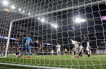 1-0. Wass marc en propia puerta el primer gol del conjunto blanco.