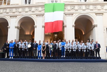 Foto oficial de la selección italiana con las autoridades.