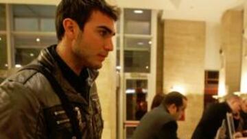 <b>RECAMBIO EN LA PUERTA. </b>Roberto ayer a su llegada al hotel en Zaragoza, tras hacerse oficial su fichaje.