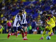 MEX3950. CIUDAD DE MÉXICO (MÉXICO), 08/02/2026.- Raphael Cavalcante (d) de América disputa el balón con Ricardo Chávez (i) y Luca Orellano de Monterrey este sábado, durante un partido de la Liga MX entre América y Monterrey en el estadio Ciudad de los Deportes, en Ciudad de México (México). EFE/ Sáshenka Gutiérrez