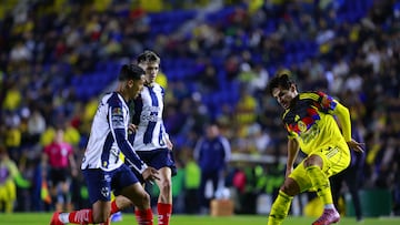 MEX3950. CIUDAD DE MÉXICO (MÉXICO), 08/02/2026.- Raphael Cavalcante (d) de América disputa el balón con Ricardo Chávez (i) y Luca Orellano de Monterrey este sábado, durante un partido de la Liga MX entre América y Monterrey en el estadio Ciudad de los Deportes, en Ciudad de México (México). EFE/ Sáshenka Gutiérrez