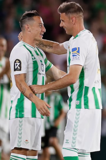 SEVILLA, 06/06/2023.- El centrocampista Joaquín Sánchez (d) saluda al mexicano Andrés Guardado durante su partido de homenaje entre una selección de futbolistas y exfutbolistas del Real Betis y una Selección de Leyendas del fútbol, este martes en el estadio Benito Villamarín, en Sevilla. EFE/Jose Manuel Vidal
