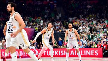 Rudy Fern¨¢ndez y Sergio Rodr¨ªguez, durante la pasada Final Four de la Euroliga, con Sergio Llull a la izquierda. La vieja guardia, junto con Causeur, del Real Madrid.