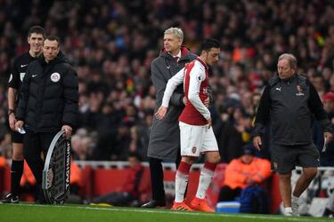 Wenger insists Alexis and Özil will stay at Arsenal despite interest from Madrid and Barça