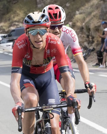 Dylan Teuns, el nuevo maillot rojo, precede a Jesús Herrada, posterior vencedor de la etapa, durante la última subida.