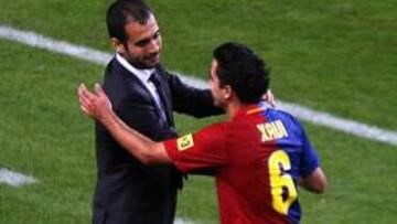 Pep Guardiola saluda a Xavi.