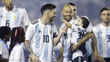 Argentina&#039;s Lionel Messi, 10, and teammate Javier Mascherano, 14, smile at Mascherano&#039;s son prior a friendly soccer match between Argentina and Haiti at the Bombonera Stadium, in Buenos Aires, Argentina, Tuesday, May 29, 2018. (AP Photo/Natacha Pisarenko)