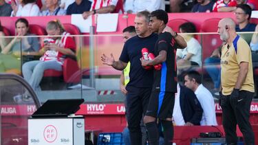 Lamine Yamal habla con su entrenador Hansi Flick.