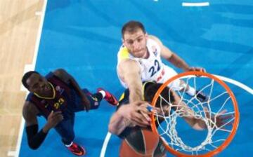 Luka Zoric ante el Barcelona.