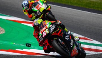 Aleix Espargaró por delante de su compañero Iannone.