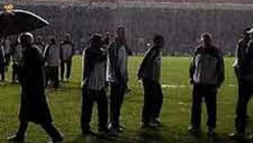 <b>IMPRACTICABLE.</B> La lluvia caída en Barcelona ha dejado el césped del Camp Nou en muy mal estado.