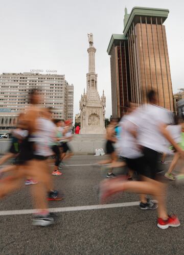 Decenas de participantes al inicio de la "Carrera por la Diversidad", prueba organizada por primera vez con motivo de la celebración del Worldpride en Madrid. 