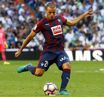 Pedro León, jugador del Eibar, en un partido ante el Real Madrid