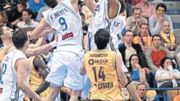 <b>DETERMINANTE. </b>Rebote para Felipe Reyes y Charles Smith. El gran trabajo de ambos fue complemento idóneo para el recital de Bullock, frente a un aguerrido Granca .