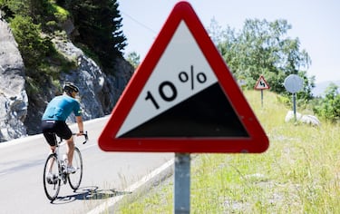 Durante toda la subida hasta Cerler-Ampriu son frecuentes los cárteles que marcan el desnivel de la carretera en ese momento, habiendo algunos tramos que llegan al 14% durante los 12 kilómetros de ascensión. La parte inicial es la más exigente y en la que se pueden marcar más diferencias.