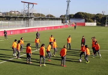 Luis Amaranto Perea recibe a 'Las Leonas' en la sede del Atlético