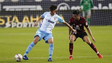 Jozabed controla el bal&oacute;n durante el M&aacute;laga - Mirand&eacute;s.