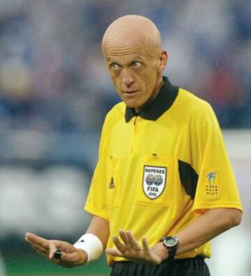 20- Pierluigi Collina. Ex árbitro internacional. Actualmente se desempeña como asesor de la Asociación de Árbitros de Fútbol Italiano y miembro del Comité de Árbitros de UEFA.