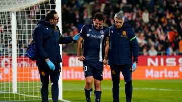 GIRONA, 03/02/2024.- El delantero de la Real Sociedad Mikel Oyarzabal (c) abandona el terreno de juego lesionado, durante el partido de LaLiga EA Sports que Girona y Real Sociedad han disputado este sábado en el estadio de Montilivi. EFE/Siu Wu