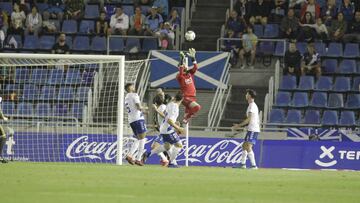 Adrián Ortolá solo encajó un gol en los últimos cuatro partidos