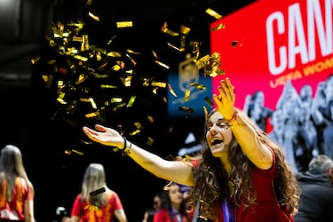 Teresa Abelleira en el Palacio de Vistalegre celebrando la victoria de la Nations League.
