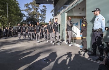 La plantilla de los Dragones Azules estuvo en el Hospital CUF de Oporto visitando a su portero Iker Casillas.