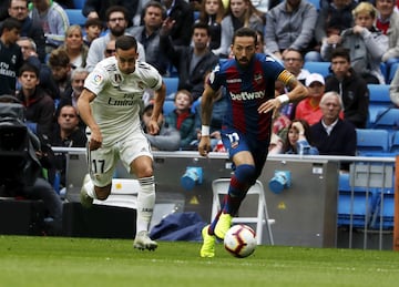 Lucas Vázquez junto a Morales en la pugna por el balón.