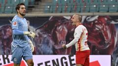 Stefan Ortega, junto al jugador del Leipzig Angeli&ntilde;o.