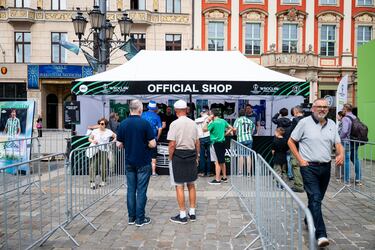 Gran ambiente en la Fan Zone del Real Betis. 
