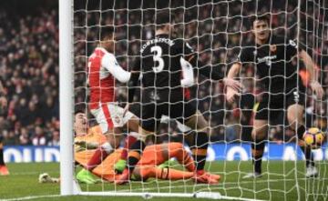 Britain Soccer Football - Arsenal v Hull City - Premier League - Emirates Stadium - 11/2/17 Arsenal's Alexis Sanchez scores their first goal Reuters / Dylan Martinez Livepic EDITORIAL USE ONLY. No use with unauthorized audio, video, data, fixture lists, club/league logos or "live" services. Online in-match use limited to 45 images, no video emulation. No use in betting, games or single club/league/player publications. Please contact your account representative for further details.