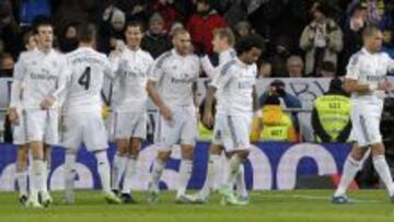 EN RACHA. Cristiano es felicitado por Bale, Illarra, Ramos, Benzema, Kroos, Marcelo y Pepe tras conseguir el 3-0 ante el Celta el pasado sábado.