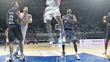 <b>RECUPERAR LA MORAL. </b>El Real Madrid fue de menos a más y acabó ganando con contundencia al Alba Berlín. Tomas (en la foto) fue uno de los grandes protagonistas.