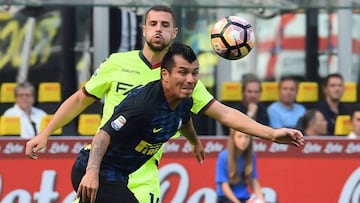 Otro problema para la Roja: Medel también salió lesionado