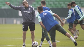 Pellegrini, ante sus jugadores.