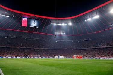 Minuto de silencio en el Allianz Arena por el fallecimiento del exjugador del Real Madrid José Emilio Santamaría.