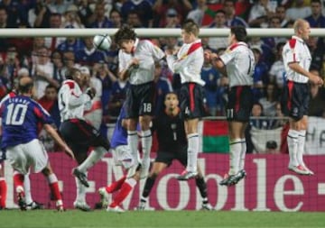 Magistral actuación de Zidane ante Inglaterra, que marcó de falta en el 92' (en la imagen) el gol del empate y en el 93' el de la victoria de penalti.