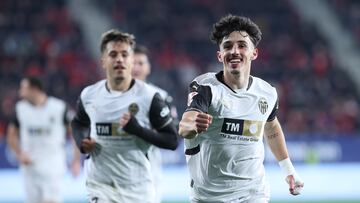 Diego López celebra un gol con el Valencia.
