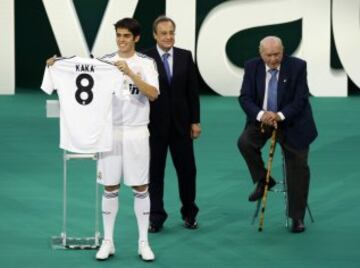 El 30 de junio de 2009 Kak¨¢ fue presentado como nuevo jugador del Real Madrid ante un estadio Santiago Bernab¨¦u que registr¨® m¨¢s de media entrada.