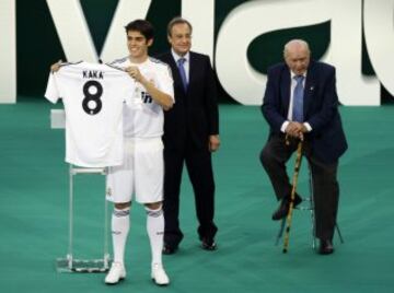 El 30 de junio de 2009 Kaká fue presentado como nuevo jugador del Real Madrid ante un estadio Santiago Bernabéu que registró más de media entrada.