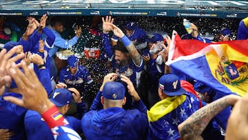 MIAMI, FLORIDA - MARCH 16: Gleyber Torres #25 of Team Venezuela celebrates with teammates a 4-2 victory against Team Italy after the game at loanDepot park on March 16, 2026 in Miami, Florida. Megan Briggs/Getty Images/AFP (Photo by Megan Briggs / GETTY IMAGES NORTH AMERICA / Getty Images via AFP)